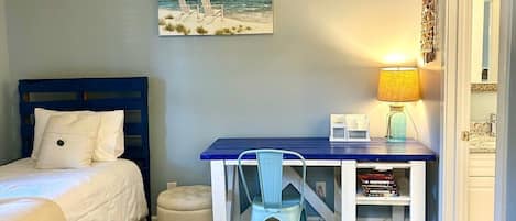 2 chambres, bureau, fer et planche Ă repasser, lit parapluie