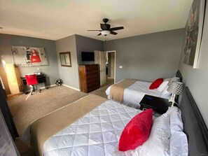 2 slaapkamers, een bureau, een strijkplank/strijkijzer, reisbedje