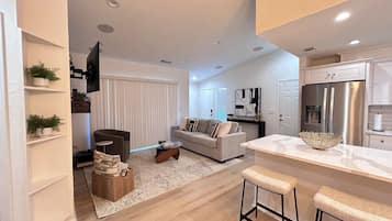 Smart TV, fireplace