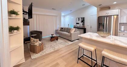 Modern newly renovated 3-bedroom duplex in welcoming Sacramento with Wi-Fi, AC