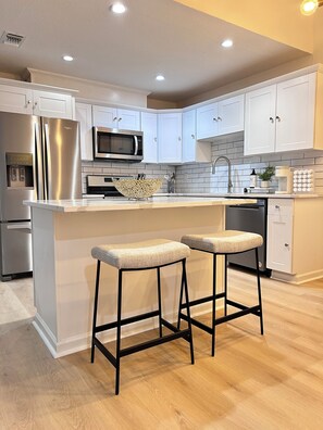 Micro-ondes, four, plaque de cuisson, lave-vaisselle