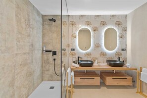 Shower, jetted bath, hair dryer, towels