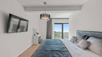 5 bedrooms, iron/ironing board, free WiFi, bed sheets