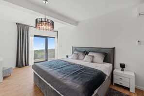 5 bedrooms, iron/ironing board, free WiFi, bed sheets