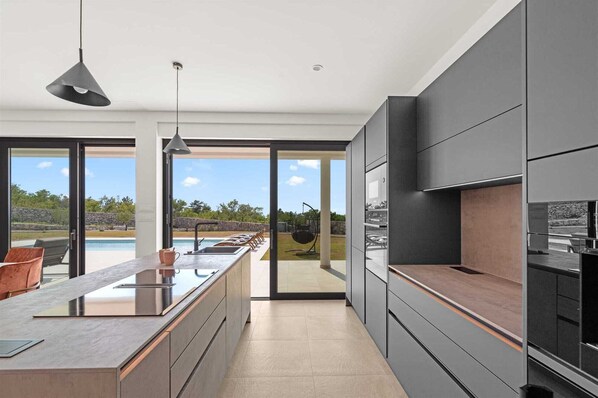 Fridge, microwave, oven, stovetop - Villa VeAna Crikvenica Riviera by aneo travel (Šmrika)