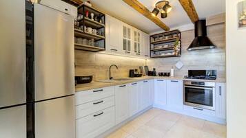 Refrigerador, horno, placa de cocina, lavavajillas