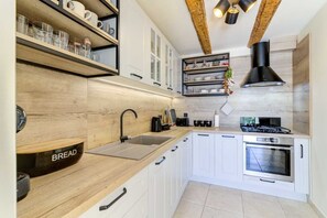 Fridge, oven, stovetop, dishwasher