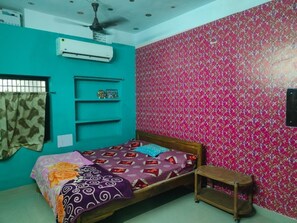 5 bedrooms, WiFi - single room with attach bathroom ,kitchen ,air condition,free wifi .travel serv. (Puri)