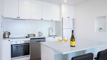 Fridge, microwave, stovetop, dishwasher