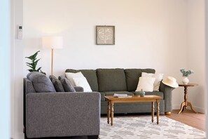 TV - Bicheno Ocean Views Apt 1 - Freycinet Holiday Houses (Bicheno)