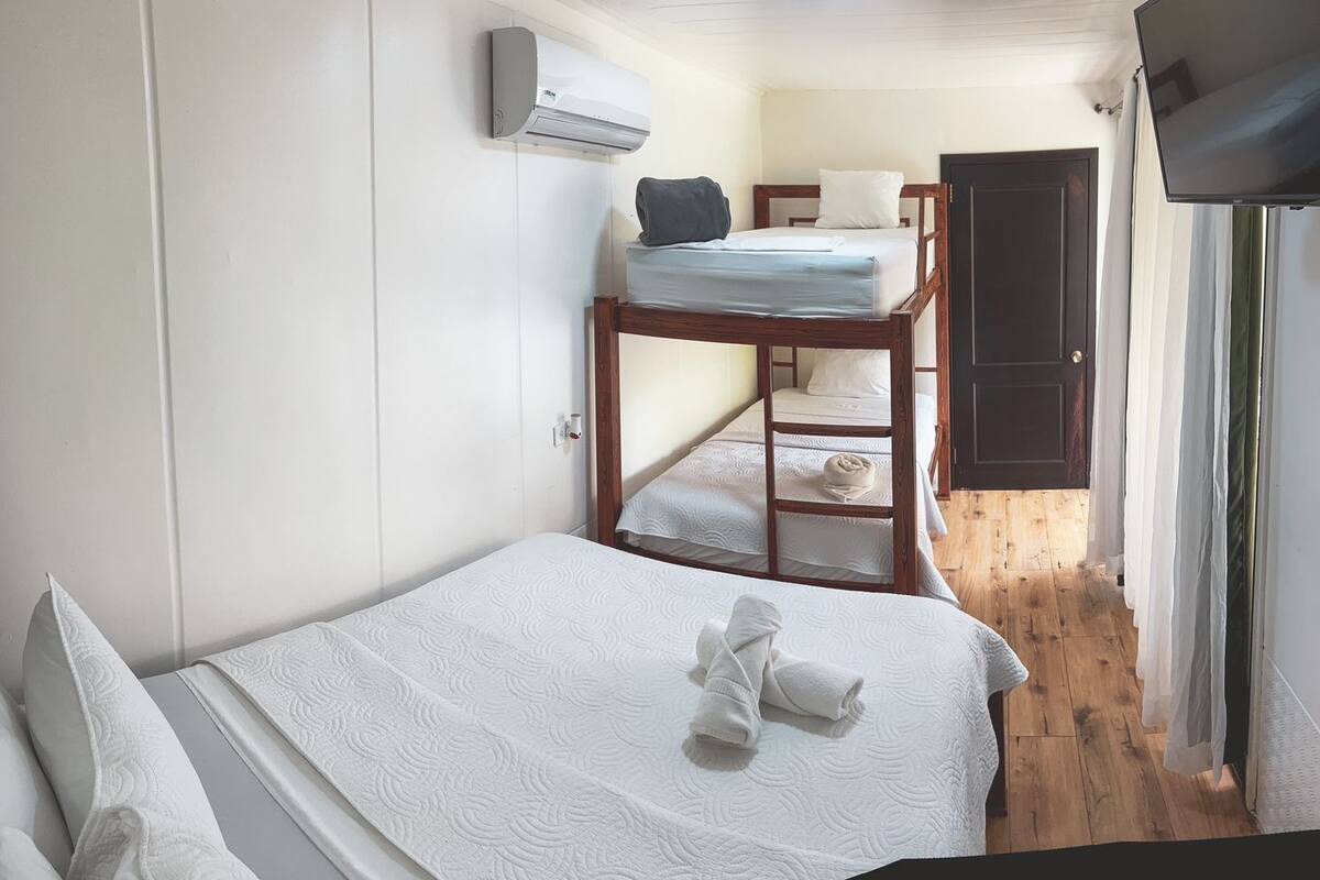 Habitación cuádruple básica | Minibar y wifi gratis 