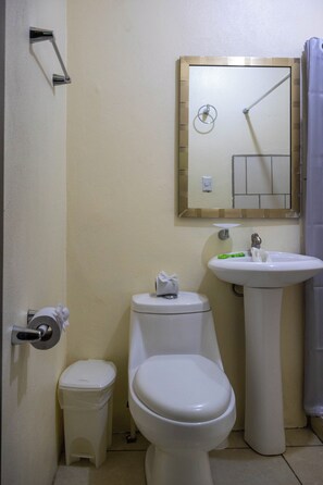 Tremannsrom – basic | Bad | Dusj, håndklær, såpe og sjampo