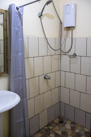 Basic Triple Room | Bathroom | Shower, towels, soap, shampoo - Hotel Relax & Hotsprings (La Fortuna)