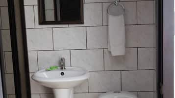 Basic-værelse | Badeværelse | Bruser, håndklæder, Sæbe, Shampoo