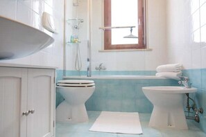 Secadora de cabello, bidet, toallas, jabón 