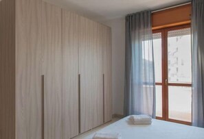 1 dormitorio, escritorio, tabla de planchar con plancha y cuna de viaje