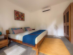 2 bedrooms, desk, free WiFi, bed sheets - Beachfront Guest House Surrounded by Nature (Sonsonate)