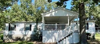 Charming 3 bedroom lake front house in Gilbertsville with WiFi and AC