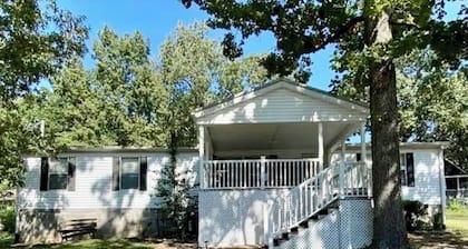 Charming 3 bedroom lake front house in Gilbertsville with WiFi and AC