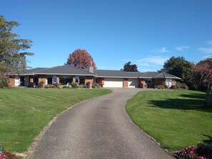 Exterior - Cherry Tree Lane Accommodation, Quiet location bordered by farmland. (Te Awamutu)