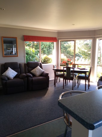 Smart TV. Cherry Tree Lane Accommodation, Quiet location bordered by farmland.