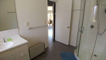 Een douche, handdoeken, zeep, toiletpapier