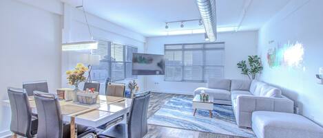 Luxe loft, 1 slaapkamer, niet-roken, uitzicht op de stad | Dineren op de kamer