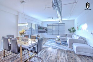 Loft luxueux, 1 chambre, non-fumeur, vue sur la ville | Repas dans la chambre