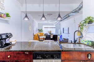 特色复式房, 1 间卧室, 无烟房, 城市景观 | 起居区 | 75-英寸LED 电视（配备数码频道）、Netflix、流媒体服务