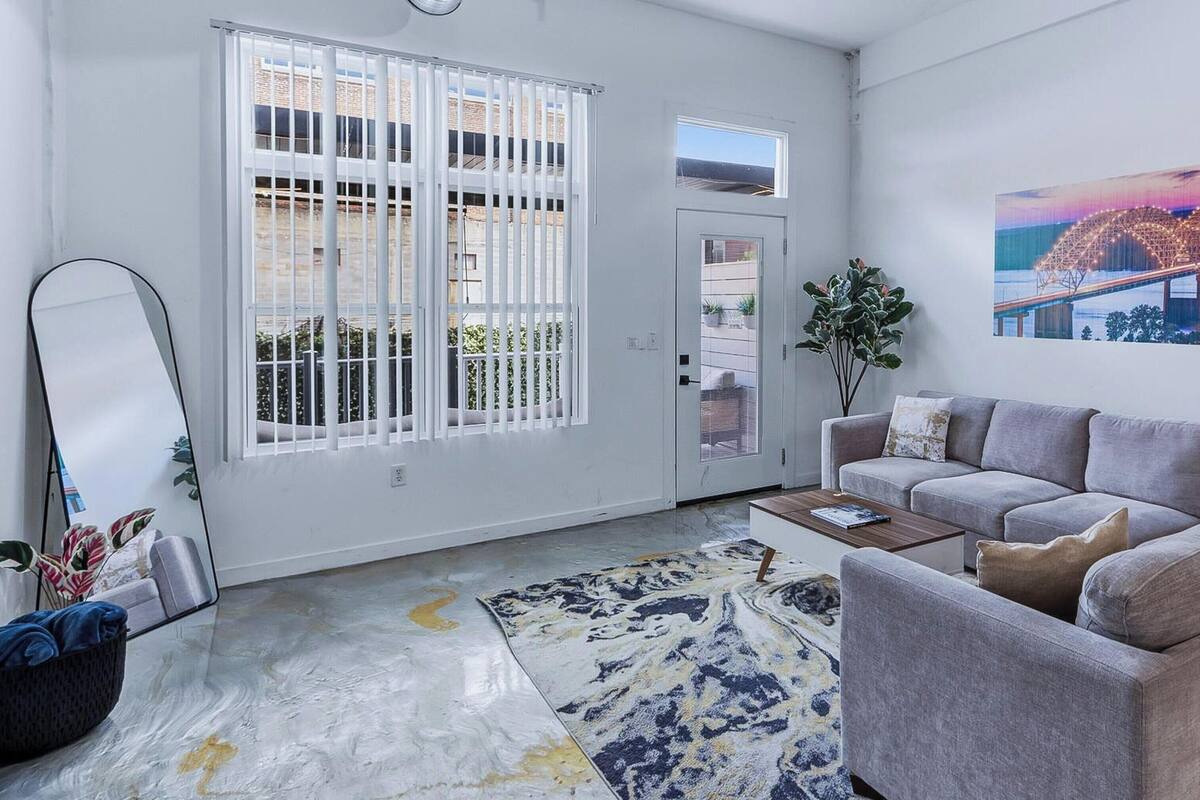 Loft Luxury, 2 camere da letto, non fumatori, patio | Area soggiorno | TV LED 75 pollici con canali digitali, Netflix, servizi in streaming