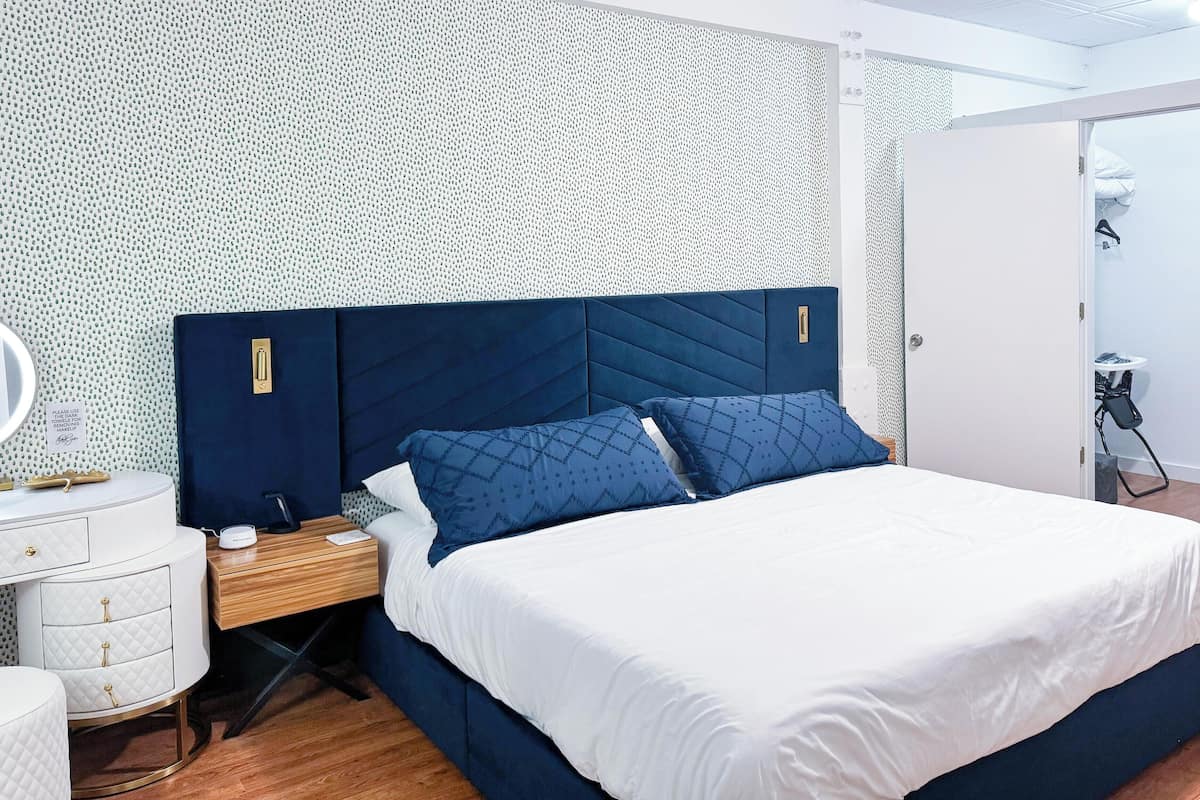 Signature Loft, 1 King Bed, Non Smoking, City View | Premium bedding, memory-foam beds, individually decorated