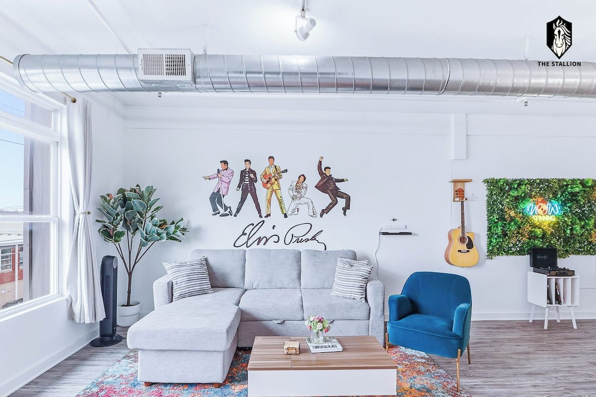 Loft Signature - 1 kingsize-säng med bäddsoffa - icke-rökare - utsikt mot staden | Vardagsrum | 75-tums LED-tv med digitalkanaler, Netflix och streamingtjänster