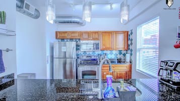 Luxury Loft, 1 Bedroom, Non Smoking, City View | Private kitchen | Fridge, microwave, oven, stovetop