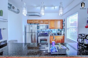 Luxury Loft, 1 Bedroom, Non Smoking, City View | Private kitchen | Fridge, microwave, oven, stovetop