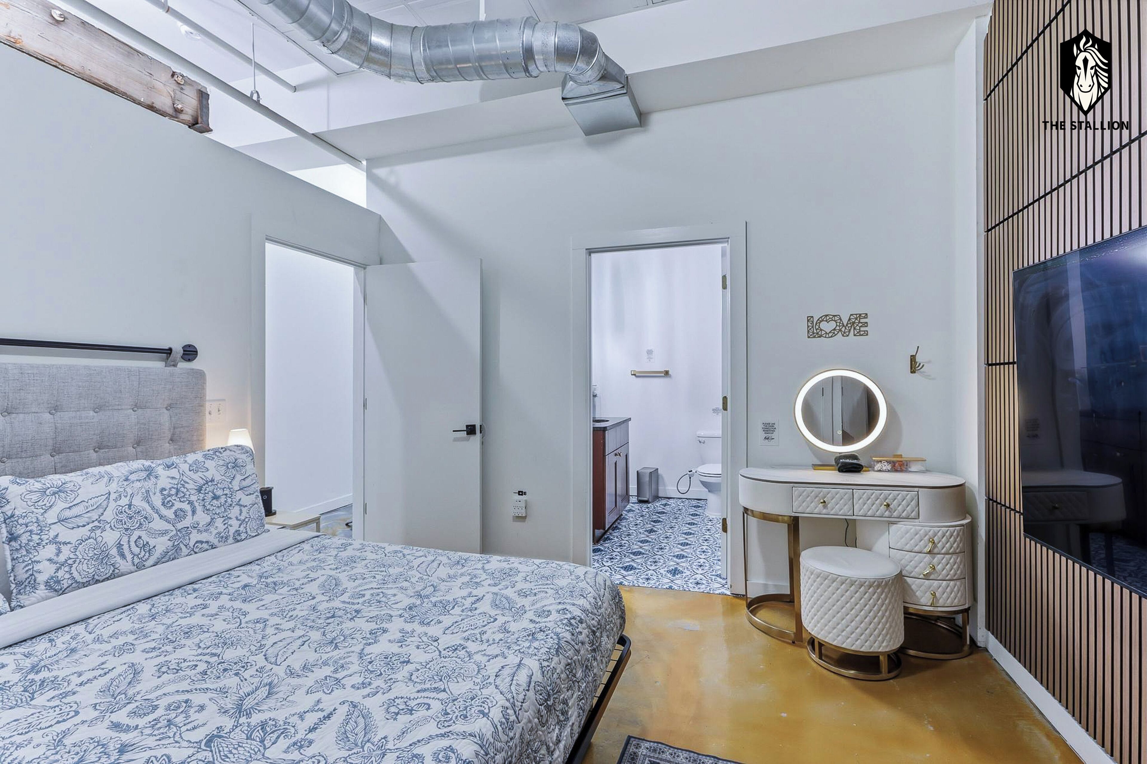Luxury Loft, 2 Bedrooms, Non Smoking, Patio | Premium bedding, down comforters, memory foam beds, laptop workspace