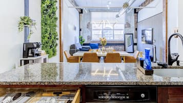 Signature Loft, 1 Bedroom, Non Smoking, City View | Living area