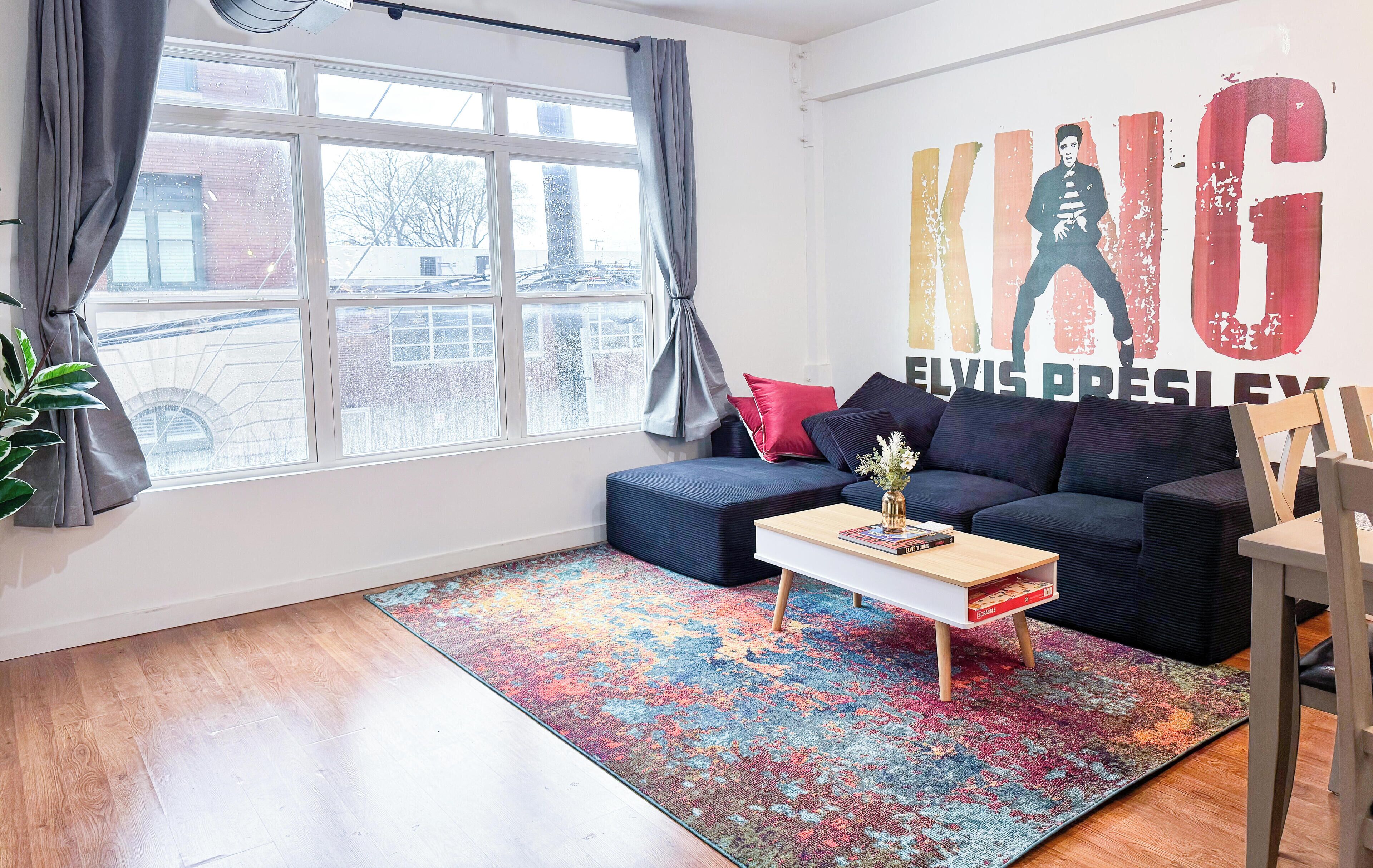 Loftsrom – signature, 1 kingsize-seng, ikke-røyk, byutsikt | Oppholdsområde | En 75-tommers LED-TV med digitale kanaler samt Netflix