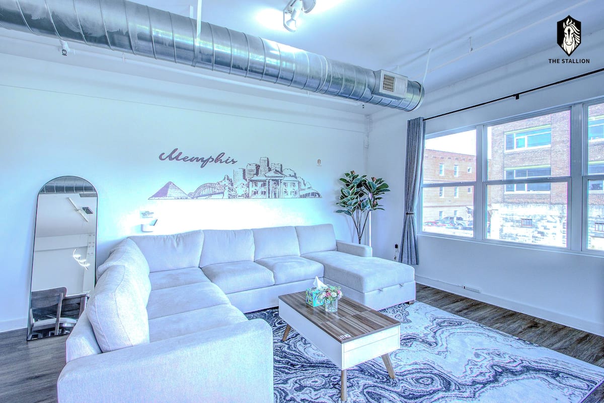 Premium-Loft, 1 Schlafzimmer, Nichtraucher, Stadtblick | Wohnbereich | 75-Zoll-LED-Fernseher mit Digitalempfang, Netflix, Streaming-Dienste