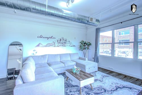 Loft Premium, 1 habitación, no fumadores, vistas a la ciudad | Zona de estar | Televisión LED de 75 pulgadas con canales digitales, Netflix