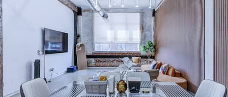 Loft Signature, 1 chambre, non-fumeurs, vue ville | Restauration dans la chambre