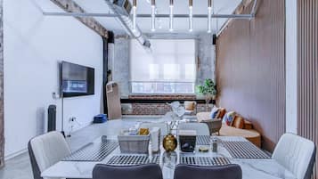 特色复式房, 1 间卧室, 无烟房, 城市景观 | 客房内用餐