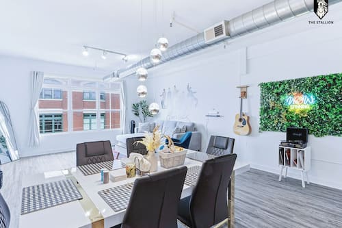 Signature Loft, 1 King Bed with Sofa bed, Non Smoking, City View | In-room dining