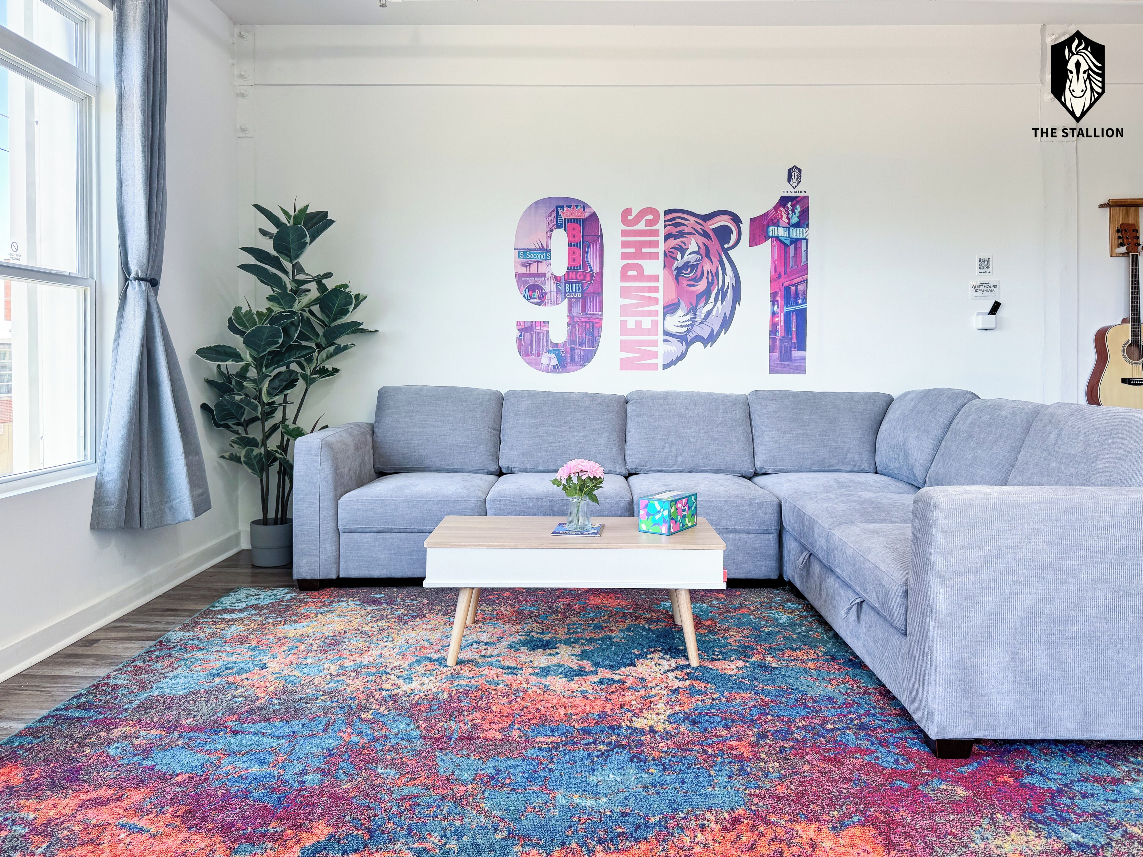 Loftsrom – signature, 1 kingsize-seng med sovesofa, ikke-røyk, hjørnerom | Oppholdsområde | En 75-tommers LED-TV med digitale kanaler samt Netflix