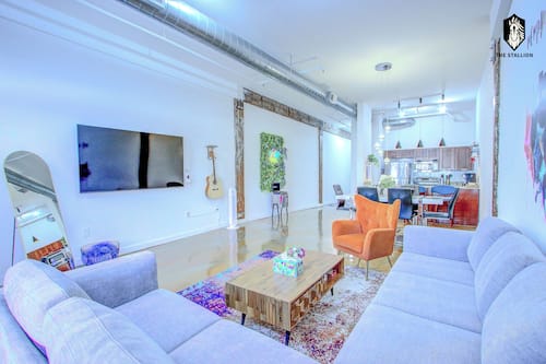Loft Signature, 1 très grand lit et 1 canapé-lit, patio, vue sur la ville | Aire de séjour | Téléviseur à DEL de 75 po avec télévision numérique, Netflix