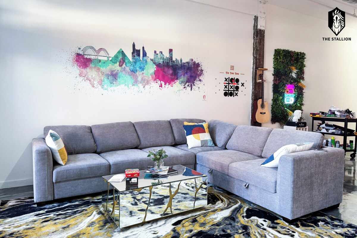 Luxe loft, 2 slaapkamers, niet-roken, terras | Woonruimte | Een 75-inch ledtelevisie met digitale zenders en Netflix