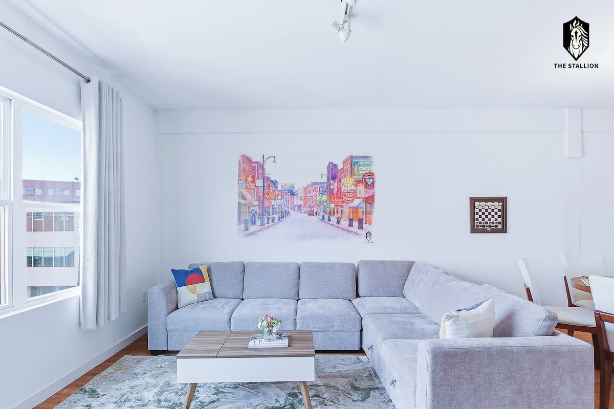 Lyxloft - 2 sovrum - utsikt mot staden | Vardagsrum | 75-tums LED-tv med digitalkanaler, Netflix och streamingtjänster