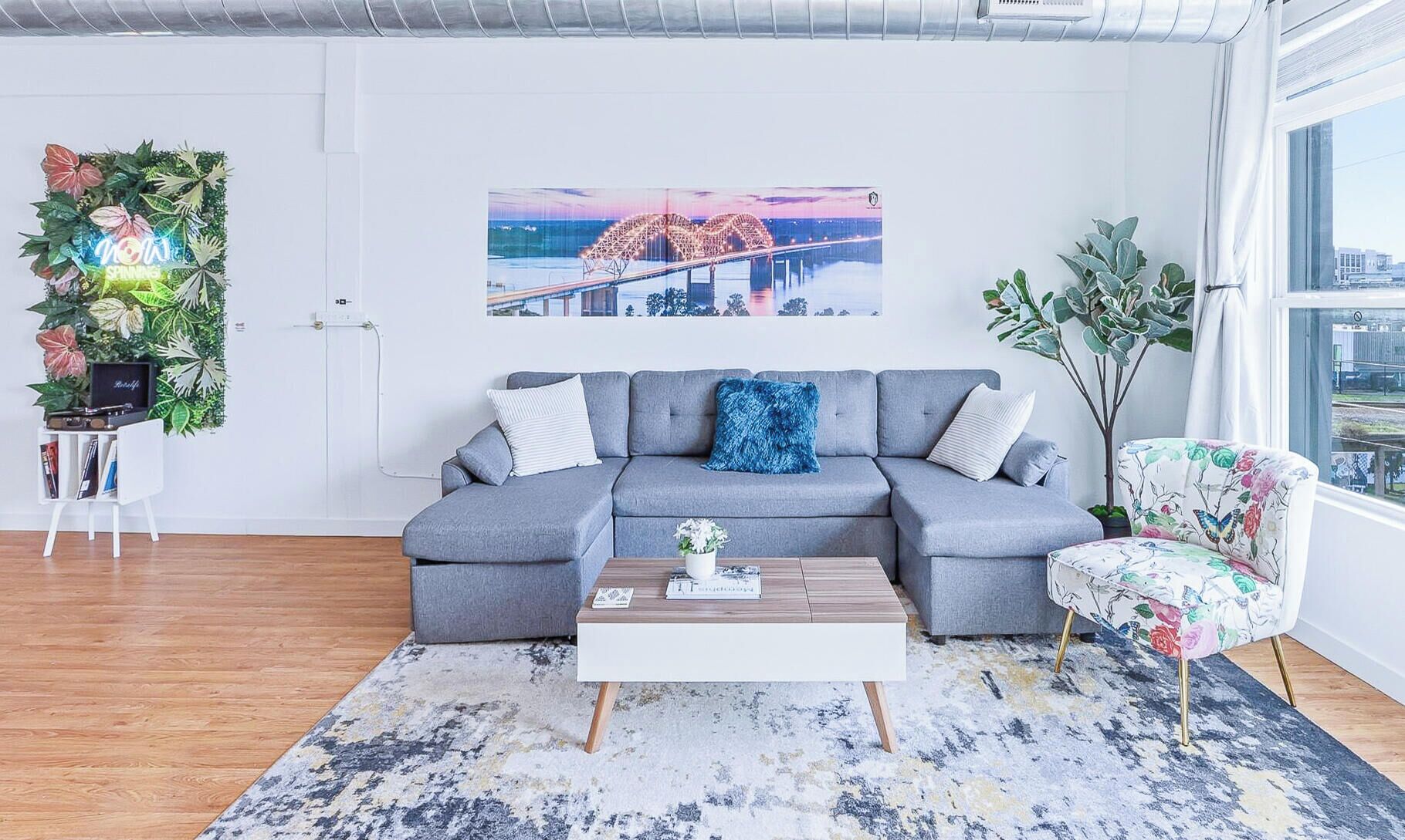 Loftsrom – signature, 1 kingsize-seng med sovesofa, ikke-røyk | Oppholdsområde | En 75-tommers LED-TV med digitale kanaler samt Netflix