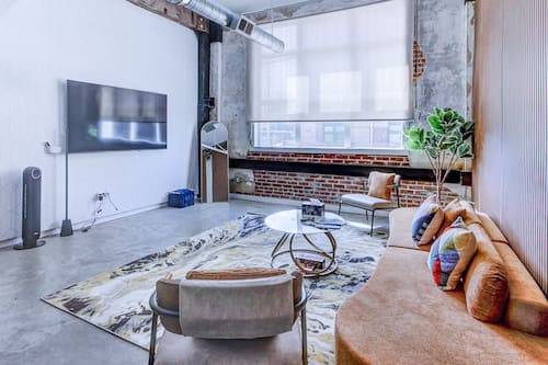 Loft Signature, 1 habitación, no fumadores, vistas a la ciudad | Zona de estar | Televisión LED de 75 pulgadas con canales digitales, Netflix