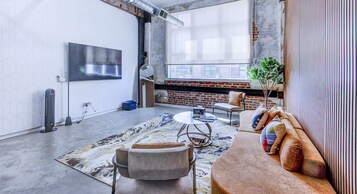 特色复式房, 1 间卧室, 无烟房, 城市景观 | 起居区 | 75-英寸LED 电视（配备数码频道）、Netflix、流媒体服务