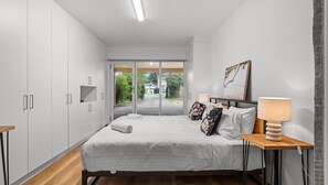 5 bedrooms, desk, free WiFi, bed sheets